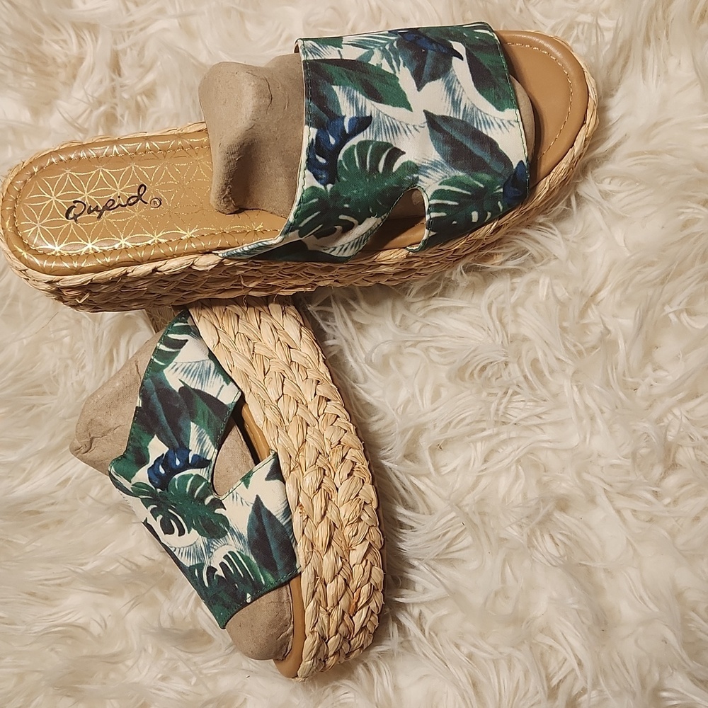 QUPID - SIZE 8.5 PLATFORM 🍃 LEAVES SANDALS